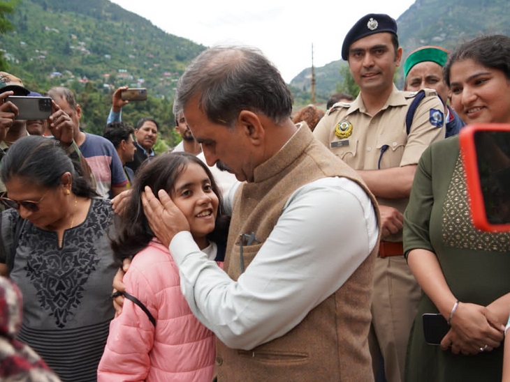 किन्नौर के सांगला में रेस्क्यू की गई बच्ची से मिलते हुए मुख्यमंत्री सुक्खू