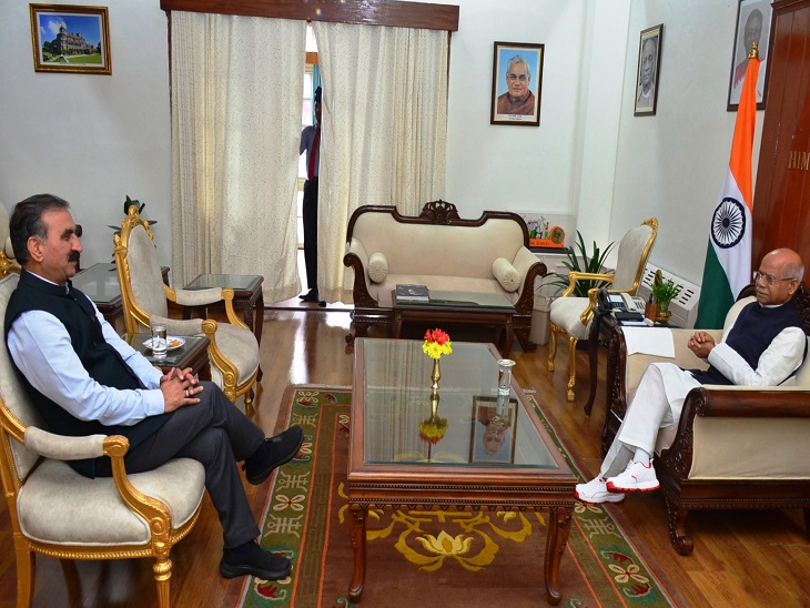 राज्यपाल शिव प्रताप शुक्ल से शिष्टाचार भेंट करते हुए मुख्यमंत्री सुखविंदर सुक्खू