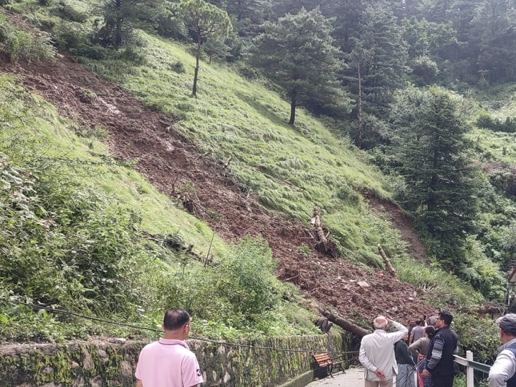 शिमला के गाहन में लैंडस्लाइड से तबाही, एंबुलेंस सड़क बंद, कई घरों को भी पैदा हुआ खतरा