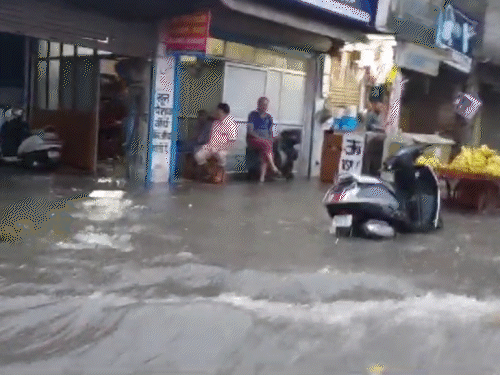 कानपुर में बुधवार को दिन भर रुक-रुकर बारिश हुई। इससे साइकिल मार्केट में पानी भर गया।