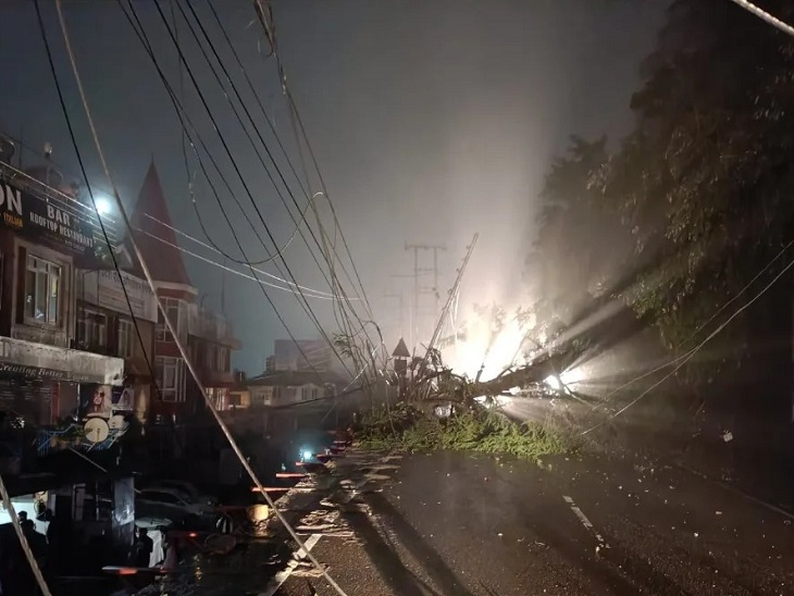 रात में भारी बारिश के बाद NH-5 पर तेंजिन अस्पताल के पास पेड़ गिरने से बिजली की तारों को हुआ नुकसान