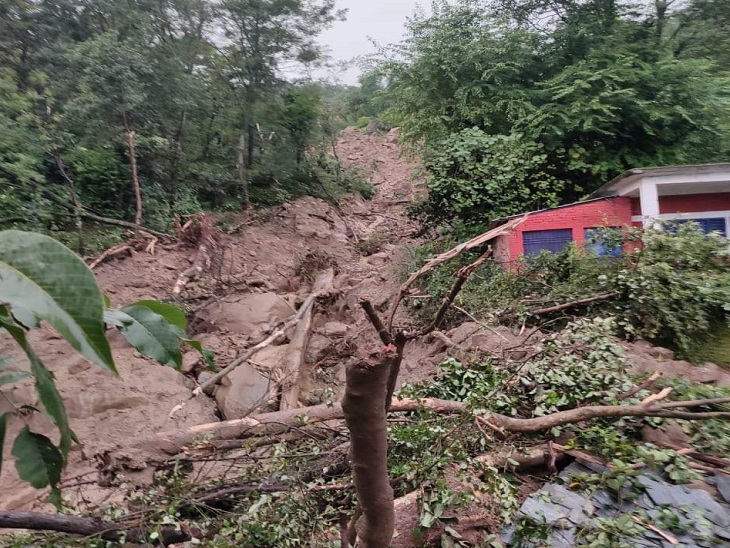 मंडी के सरकाघाट में भारी बारिश के बाद क्षतिग्रस्त मकान