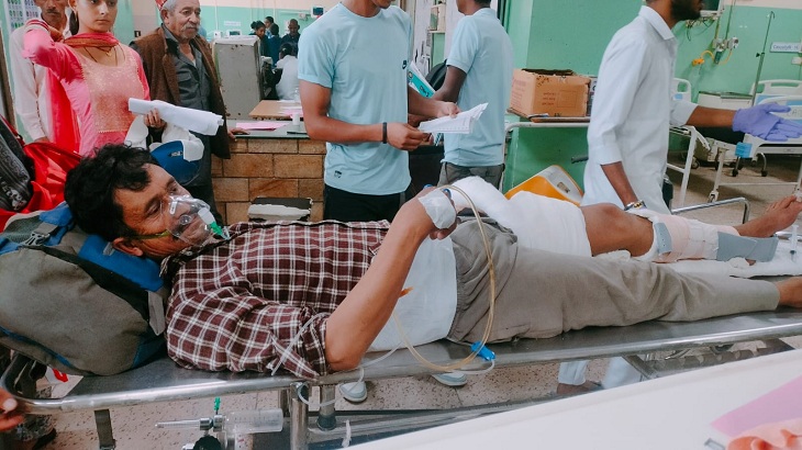 टांडा अस्पताल में उपचाराधीन घायल हुकम सिंह।