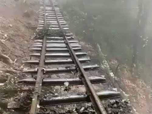 बारिश की वजह से कालका-शिमला फोरलेन पर शिमला के समरहिल में रेलवे ट्रैक हवा में लटक गया था।