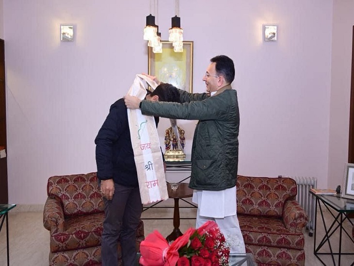 उत्तर प्रदेश सरकार में लोक निर्माण मंत्री जतिन प्रसाद हिमाचल के PWD मंत्री विक्रमादित्य सिंह का स्वागत करते हुए।