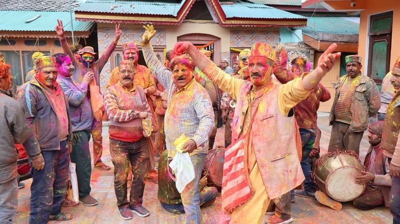 Holi festivities sweep Kullu with joy & colour